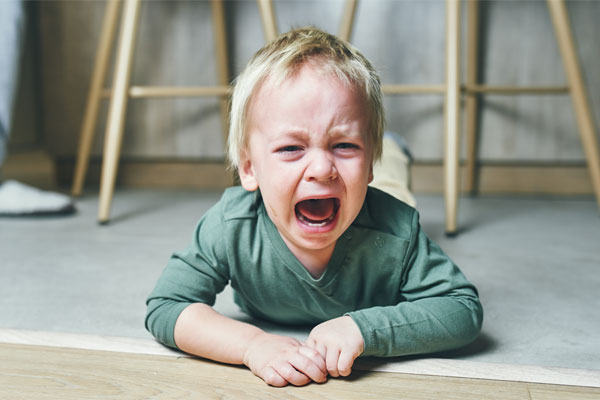 نقش خانواده در شناسایی و پاسخگویی به نشانه ‌ها و رفتارهای کودک عصبی